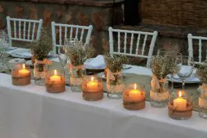 Detalle de bodas adornando las mesas de celebración