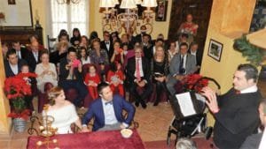 Salón del hotel con público listo para celebrar una boda en el Hotel Huerta Nazarí