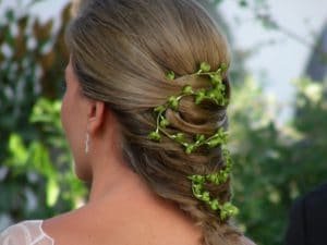Detalle de tocado en el peinado de una novia