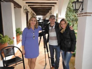 La directora del hotel, Ángela Jiménez Egea, posa junto a los redactores y cámaras del programa Este es mi Pueblo, de Canal Sur Andalucía.