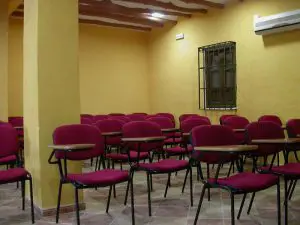 Detalle de las cómodas y fuertes sillas con pala de la sala de conferencias.