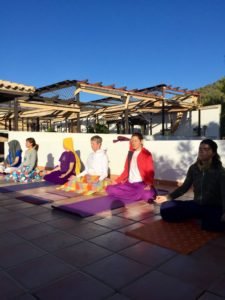 Relajación en el patio del Hotel Rural Huerta Nazarí (grupo haciendo yoga)