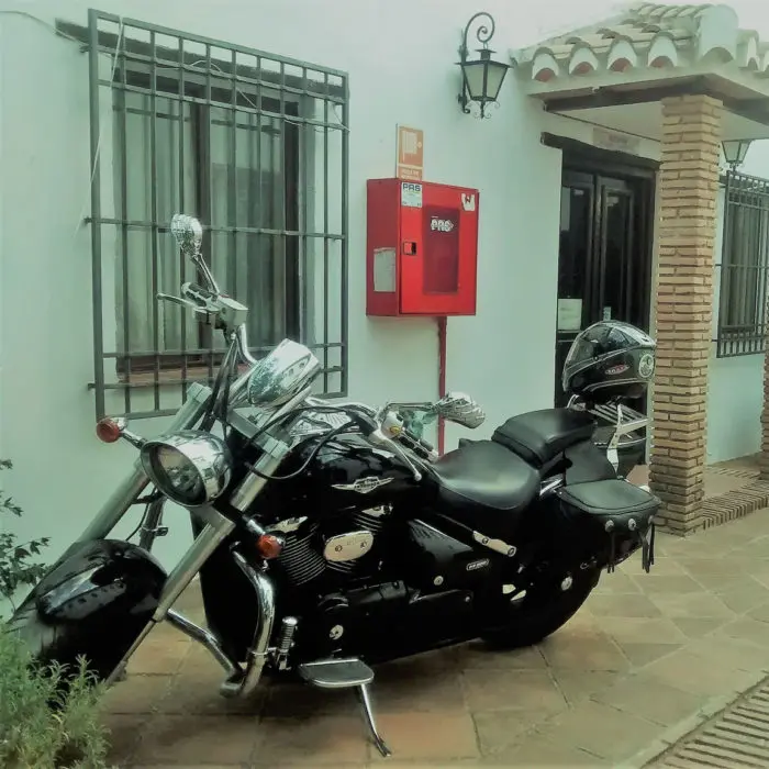 Una moto de un motero junto a la recepción del hotel