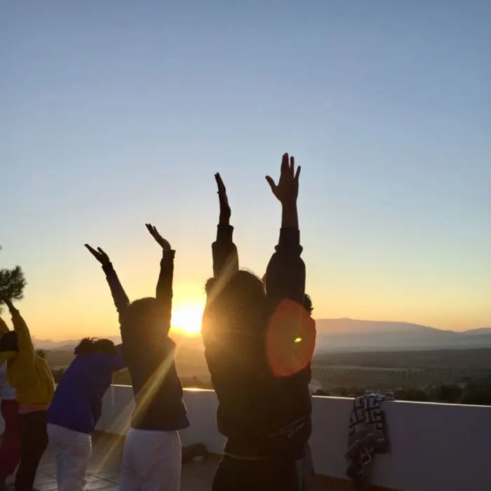 Hacer yoga al amanecer en la terraza de la piscina del Hotel Huerta Nazarí.